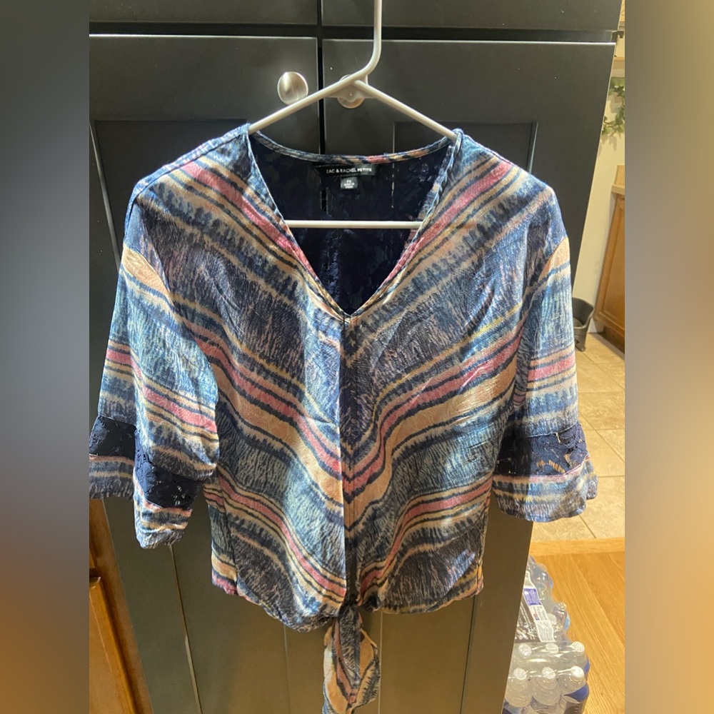 Cute spring blouse with tie in front! Petite small